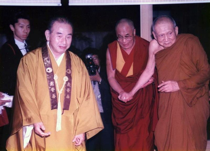 Cảnh sát đã yêu cầu các địa điểm vui chơi giải trí trên cả nước ngừng mọi hoạt động cho đến ngày 8/11 như một dấu hiệu của sự tôn trọng. Ảnh: Ngài Dr.Kyuse Enshinjoh đón tiếp Đức Tăng thống và Đức Dalai Lama tại Nhật Bản.