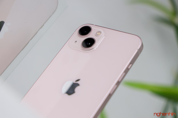 ột trong những lý do để người dùng nâng cấp iPhone mới đó là để ‘khoe’ rằng đang dùng thế hệ iPhone mới vừa ra mắt. Và với yếu tố này thì iPhone 13 hoàn toàn ăn điểm so với 2 người đàn anh là iPhone 13 Pro và iPhone 13 Pro Max.