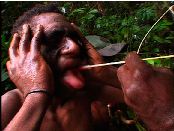 Đâm vào lưỡi, mũi và cổ họng để rửa tội. Bộ lạc Matausas tại Papua New Guinea đã thực hành lễ rửa tội cho các bé trai để loại bỏ tất cả ảnh hưởng nữ tính mà mẹ các cậu bé để lại. Các cậu bé sau khi trải qua nghi lễ sẽ trở thành những chiến binh dũng mãnh. Ban đầu, họ dùng 2 thanh gỗ chèn vào cổ họng để gây nôn mửa làm dạ dày trống rỗng. Sau đó, các bông lau được nhét vào mũi các cậu bé để đẩy lùi các “ảnh hưởng xấu”. Cuối cùng, họ đâm liên tục vào lưỡi và cổ họng. Nghi lễ tàn nhẫn này có tác dụng “thanh tẩy” các bé trai để biến họ thành người đàn ông thực thụ.