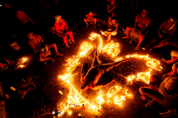 Nghi lễ Santeria. Santeria là tín ngưỡng của các nước ở vùng Caribe kết hợp các yếu tố của Tây Phi, có nguồn gốc Caribbean, và Kitô giáo (đặc biệt là Công giáo La Mã ). Để trở thành các linh mục của Santeria, người tham gia nghi lễ phải trải qua nghi thức rửa tội. Sau khi rửa tội, họ tiếp tục trải qua một số nghi thức nữa. Nghi lễ đầu tiên là đeo chuỗi hạt được ngâm trong hỗn hợp thảo dược, máu của người muốn trở thành linh mục và một số chất khác để có thể tiếp xúc với thần Orichas.