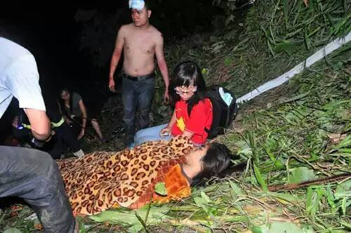 Vụ tai nạn thương tâm, xe khách 45 chỗ rơi xuống vực gần Sapa, tại xã Tòng Sành, huyện Bát Xát, tỉnh Lào Cai gây chấn động dư luận trong dịp nghỉ lễ 2/9. Trong vụ tai nạn này, hình ảnh nhóm phượt Phong Vân không quản ngại khó khăn, lao xuống vực sâu gần 200m để cứu các nạn nhân của vụ tai nạn khiến cộng đồng cảm kích. Ảnh: Vitalk.