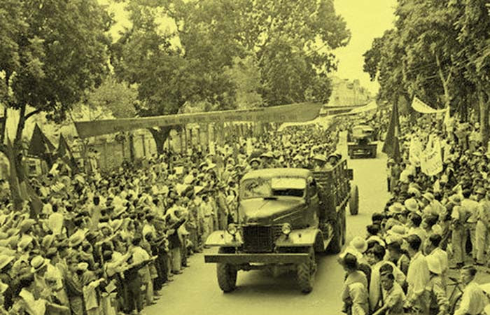 8h ngày 10/10/1954, cánh quân phía Tây xuất phát từ Quần Ngựa. Đó là những chiến sĩ bộ binh của Trung đoàn thủ đô. Các chiến sĩ diễu binh qua Kim Mã, Hàng Đẫy, Cửa Nam, Hàng Bông, Hàng Đào, Hàng Ngang…, đến 9h45 tiến vào Cửa Đông thành Hà Nội.