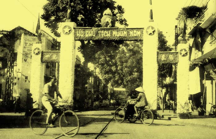 Theo nghị quyết ngày 17/9/1954 của Hội đồng Chính phủ, Ủy ban quân chính thành phố Hà Nội được thành lập do thiếu tướng Vương Thừa Vũ, tư lệnh sư đoàn Quân Tiên phong làm Chủ tịch và bác sĩ Trần Duy Hưng làm Phó chủ tịch. Ủy ban quân chính có nhiệm vụ tiếp nhận và quản lý thành phố. Tất cả cổng làng, khu phố đều được trang hoàng đón đoàn quân giải phóng.