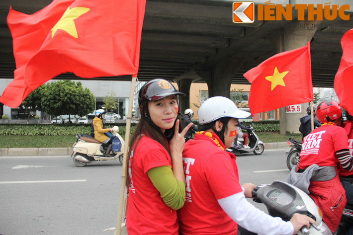 Nhiều con phố chính ở Hà Nội trong chiều nay tràn ngập sắc đỏ của lá cờ Tổ quốc, màu áo đồng phục của các CĐV ủng hộ ĐT Việt Nam tại AFF Suzuki Cup 2014.