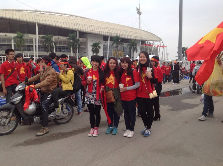 Ở trước sân vận động Mỹ Đình, thời điểm 16h chiều các CĐV đã tập trung khá đông, chụp ảnh lưu niệm và chờ vào sân xem trận đấu. Ảnh: FB.