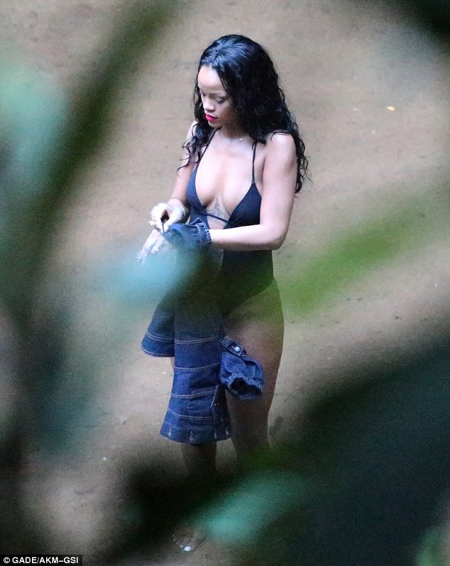 Sau những giờ phút thư giãn tại hồ nước nông trong vắt, Rihanna chỉnh trang phục chuẩn bị quay về.