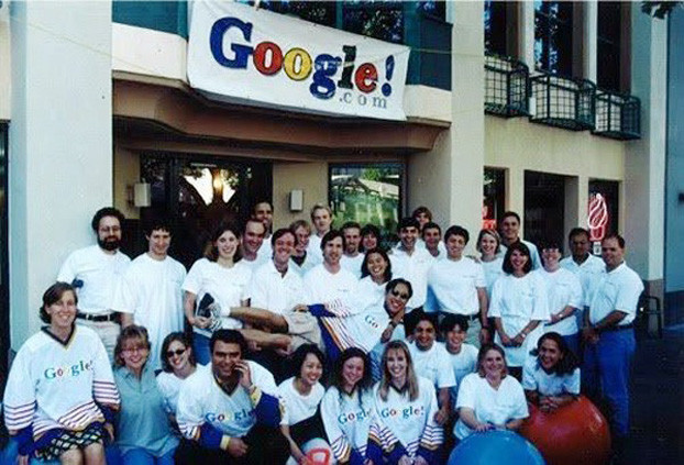 Đội ngũ nhân viên đầu tiên của Google, ảnh chụp năm 1999.