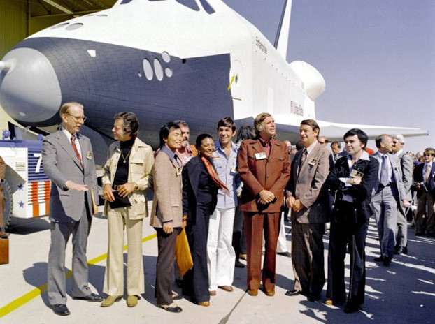 Phi hành đoàn chụp ảnh cạnh tàu con thoi Enterprise của NASA, Mỹ, năm 1976.