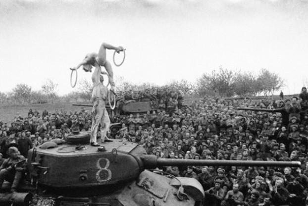 Lính Liên Xô giải trí bằng cách xem xiếc tại ngoại vi Berlin, nước Đức, năm 1945.