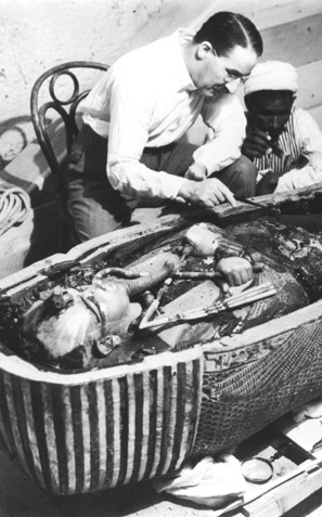 Nhà khảo cổ người Anh Howard Carter đang kiểm tra xác ướp của vua Tut.