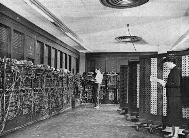 Bên trong ENIAC (Electronic Numerical Integrator and Computer), máy tính điện tử đầu tiên trên thế giới, do Mỹ chế tạo.