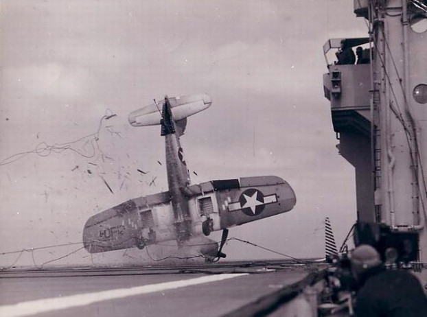 Một chiếc Vought F4U Corsair tan tành trên bong tàu sân bay do hạ cánh không thành. Móc hãm đà của máy bay đã móc được vào cáp hãm trên tàu, nhưng cáp không giữ được máy bay lại!
