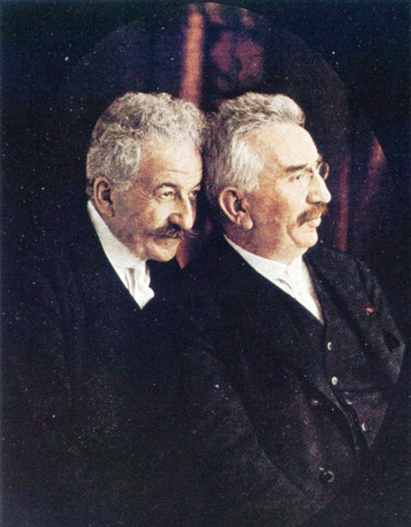 Hai nhà làm phim đầu tiên trên thế giới: Auguste và Louis Lumière, chụp năm 1914.