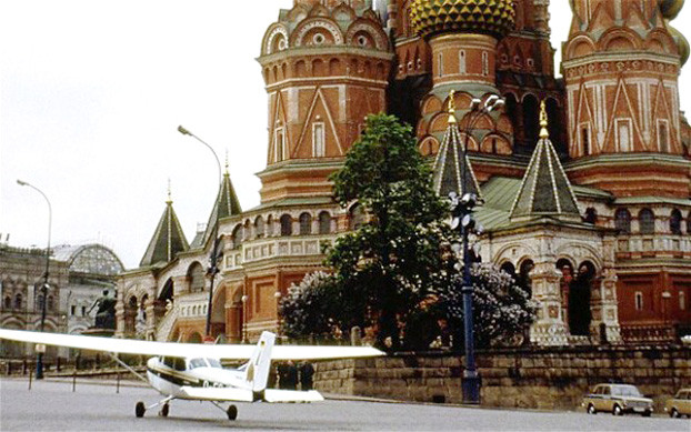 Mathias Rust lái chiếc máy bay thể thao Cessna 172 hạ cánh trên Quảng trường Đỏ ở Moskva, ngày 28/5/1987. Đây là sự kiện đình đám một thời, người ta không rõ tại sao chiếc máy bay này lại lọt qua được hệ thống radar dày đặc của Liên Xô thời đó.