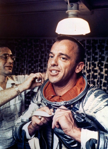 Alan Shepard - người Mỹ đầu tiên bay vào không gian, đang được giúp đỡ mặc bộ đồ bay Navy Mark IV .