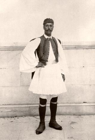 Spyros Louis - nhà vô địch đầu tiên của môn Marathon. Trong ảnh, ông mặc một bộ quần áo truyền thống, chụp tại Đại hội Olympic đầu tiên tổ chức tại Hy Lạp, năm 1896.