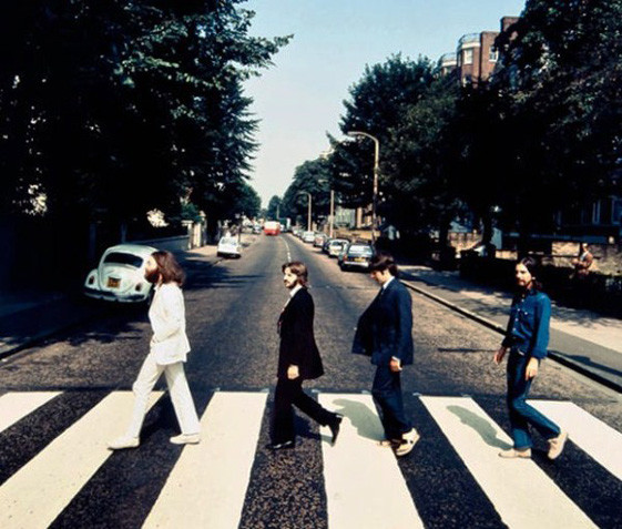 Ảnh bìa album Abbey Road của ban nhạc The Beatles. Nhìn ảnh, ai cũng tưởng cả ban nhạc đang tiến lên, nhưng thực ra họ đang đi giật lùi!