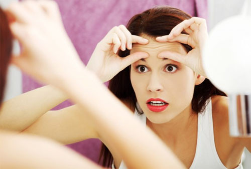 Phía trên Sơn căn và Ấn đường có ba vết nhăn chạy dọc: Biểu hiện cho người có nhiều suy nghĩ nội tâm, có khả năng tập trung và cần mẫn trong công việc.