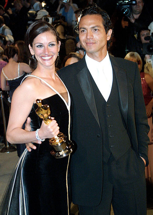 Cùng hoàn cảnh với Sandra Bullock, nữ diễn viên tên tuổi Julia Roberts cũng kết thúc cuộc hôn nhân 4 năm của cô với anh chàng Benjamin Bratt sau 3 tháng nhận giải Oscar nhờ vai diễn trong bộ phim Erin Brockovich năm 2011. Cặp vợ chồng trông có vẻ tình tứ trên thảm đỏ nhưng trong bài phát biểu dài của mình, Julia chỉ vẻn vẹn nhắc tên Benjamin 1 lần duy nhất có lẽ đó là dấu hiệu báo trước cái kết không mấy tốt đẹp của cặp đôi.