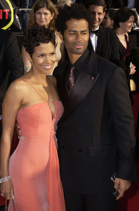 “Miêu nữ” Halle Berry cũng từng có cuộc hôn nhân hạnh phúc kéo dài 3 năm với nam ca sĩ R&B, Eric Benet. Nhưng sau khi giành giải Oscar Nữ diễn viên xuất sắc nhất cho vai diễn Monster Ball năm 2002 vài tháng, cặp đôi cũng tuyên bố chia tay đột ngột.