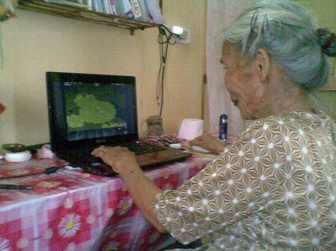 Ai nói Esport (thể thao điện tử) chỉ dành cho giới trẻ? Nhiều cụ già lại tỏ ra rất thích thú với những trò chơi hiện đại, mang tính công nghệ này.
