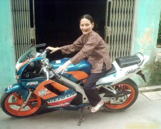 Bức ảnh mang tên "Bà già Yamaha" từng gây sốt cộng đồng mạng Việt.