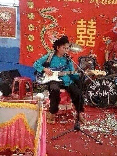 Cụ bà đậm chất "nghệ sĩ" là tâm điểm trong đám cưới.