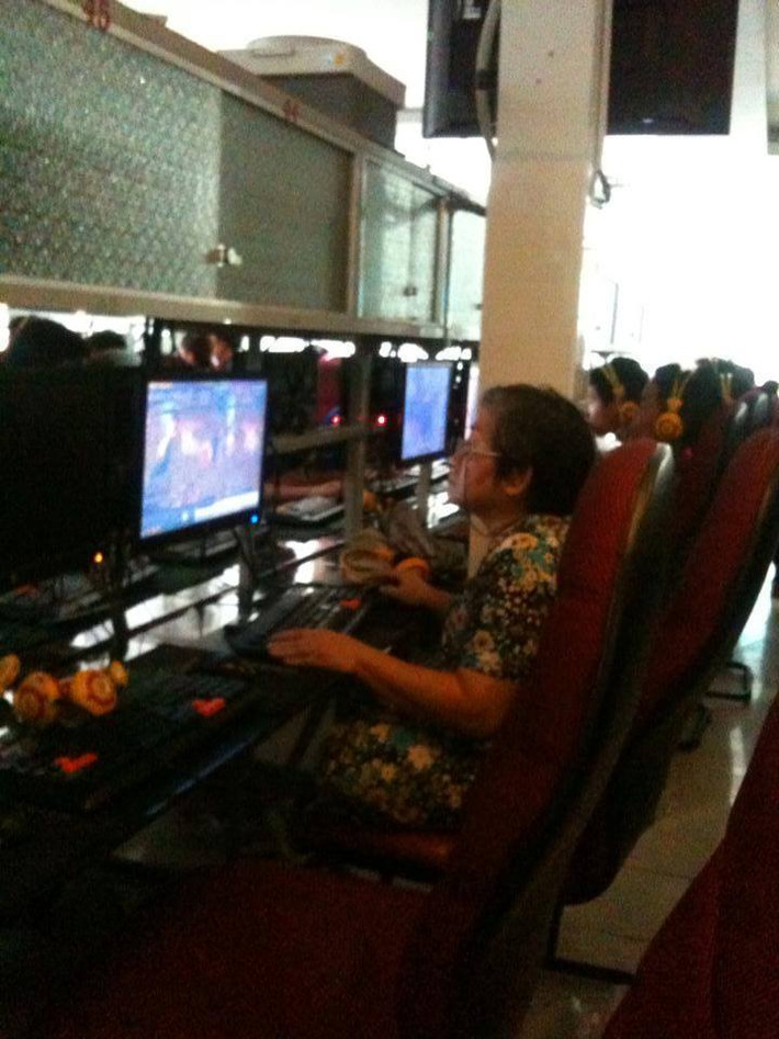 Nhìn cảnh tượng này chắc hẳn những "con nghiện" game sẽ đều rất hứng thú, muốn tới làm quen và gạ gẫm cụ bà "so găng".