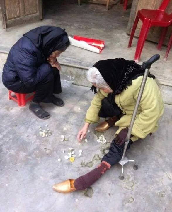 Giữa cuộc sống hiện đại, các cụ già có nhiều cách để hồi tưởng lại quá khứ với những dấu ấn quen thuộc.