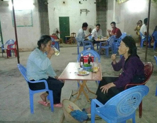 Hai cụ bà trở thành "chiến hữu" bên bàn nhậu làm các anh thanh niên bàn kế bên... xanh mắt mèo.