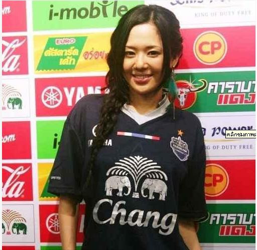 Ngôi sao gợi cảm, xinh đẹp cho rằng hành động thiếu kiểm soát, "cắn táp" bậy bạ của Suarez là thật đáng "kinh tởm". Lời nhận xét này được rất nhiều fan của Sora Aoi trên Twitter quan tâm bình luận.