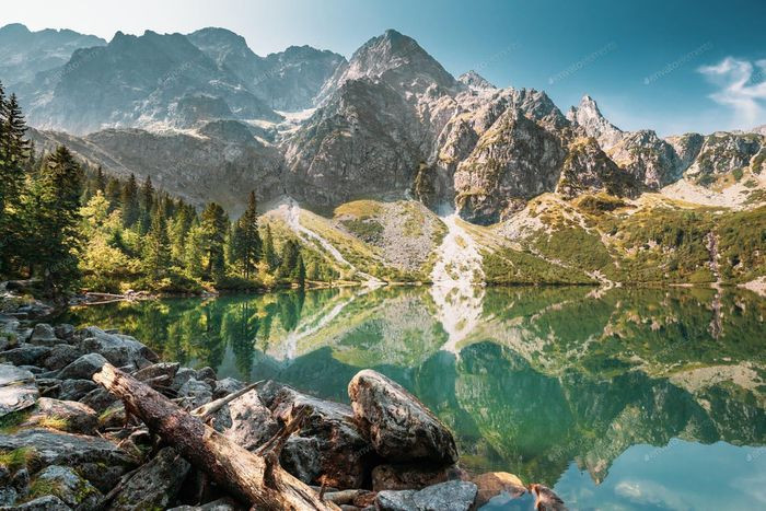 VƯỜN QUỐC GIA TATRA, BA LAN. Vườn quốc gia Tatra nằm trên biên giới của Ba Lan và Slovakia trên dãy núi Tatra với quần thể núi đá, hang động và thác nước ấn tượng. Thời gian tốt nhất để ghé thăm: Tháng 7-Tháng 10.