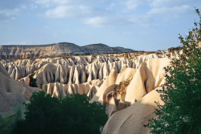 VƯỜN QUỐC GIA GOREME, THỔ NHĨ KỲ. Göreme nằm ở miền Trung Thổ Nhĩ Kỳ trong một vùng núi lửa nổi tiếng thế giới Cappadocia với muôn vàn khinh khí cầu nhiều màu sắc. Nhưng Göreme còn có nhiều hơn thế. Khi tới thung lũng Göreme, du khách có cơ hội tận mắt chứng kiến những khối đá bị xói mòn thành những cột đá kỳ lạ cao sừng sững. Thời gian tốt nhất để ghé thăm: Tháng 4-Tháng 5, Tháng 9-Tháng 10.
