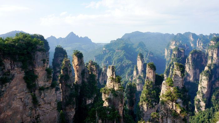VƯỜN QUỐC GIA TRƯƠNG GIA GIỚI, TRUNG QUỐC. Thung lũng Göreme không phải nơi duy nhất trên thế giới có những cột đá cao khổng lồ. Nếu là một người yêu điện ảnh, hẳn chúng ta sẽ không thể quên những cảnh tưởng hùng vĩ của vườn quốc gia Trương Gia Giới trong bom tấn Avatar: The Last Airbender. Những hẻm núi sâu, rừng cây rậm rạp và sương mờ mây ảo ở Trương Gia Giới đã tạo nên một bức tranh kỳ vĩ không đâu sánh bằng. Thời gian tốt nhất để ghé thăm: Tháng 4-Tháng 5, Tháng 9-Tháng 11.
