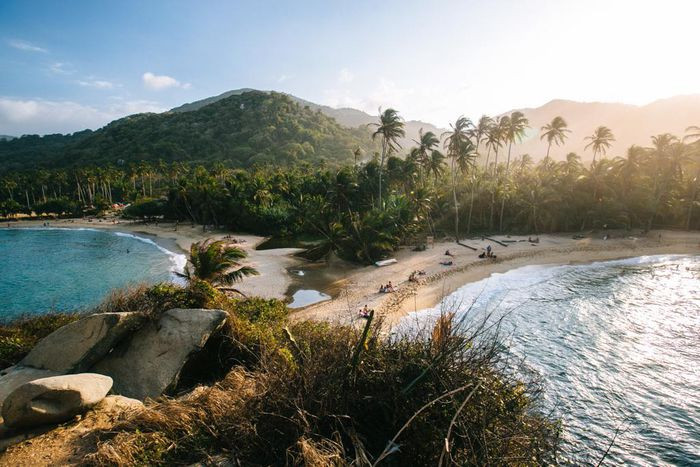 VƯỜN QUỐC GIA TAYRONA, COLOMBIA. Tayrona nằm ở phía bắc Colombia trên bờ biển Caribe nổi tiếng với những cảnh quan miền nhiệt đới như biển xanh cát trắng. Đây là nơi nghỉ dưỡng hoàn hảo cho những ai muốn tìm kiếm một địa điểm thư giãn gần gũi với thiên nhiên. Thời gian tốt nhất để ghé thăm: tháng 12 đến tháng 3.