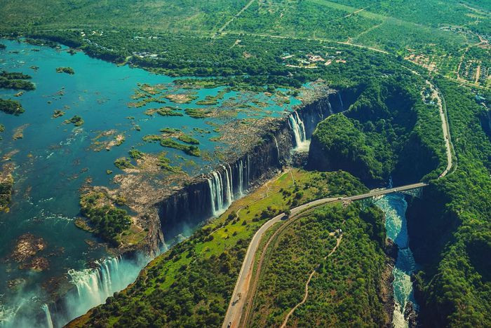 VƯỜN QUỐC GIA THÁC VICTORIA, ZIMBABWE. Là thác nước lớn nhất thế giới, thác Victoria trải dài giữa Zimbabwe và Zambia, được coi là một trong bảy kỳ quan của thế giới tự nhiên. Cách tốt nhất để du khách tận hưởng trọn vẹn của ngọn thác này là ngắm nhìn từ trực thăng. Nếu là một người ưa cảm giác mạnh, du khách cũng có thể ghé thăm 'Hồ bơi của Quỷ', một hồ nước nằm bên rìa thác Victoria. Thời gian tốt nhất để ghé thăm: Tháng Hai-Tháng Năm.