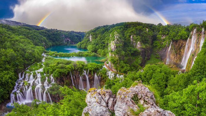 VƯỜN QUỐC GIA PLITVICE LAKES, CROATIA. Bên cạnh những bãi biển nổi tiếng, du khách tới Croatia chắc chắn không nên bỏ qua vườn quốc gia Plitvice Lakes ở miền Trung nước này. Đây là nơi có những hồ nước màu xanh lam lục đẹp tới siêu thực. Thời gian tốt nhất để ghé thăm: tháng 6 đến tháng 9.