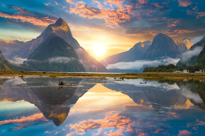 VƯỜN QUỐC GIA FIORDLAND, NEW ZEALAND. Vườn quốc gia Fiordland là công viên lớn nhất ở New Zealand với rất nhiều vịnh hẹp tuyệt đẹp mà trong đó không thể không kể tới Milford Sound. Đây là nơi có những ngọn núi, hồ, thác và sông nước hữu tình. Nhưng quan trọng nhất, du khách cũng có thể bắt gặp những chú chim cánh cụt vô cùng dễ thương. Thời gian tốt nhất để ghé thăm: tháng 6-8 (mùa đông), tháng 12-3 (mùa hè).