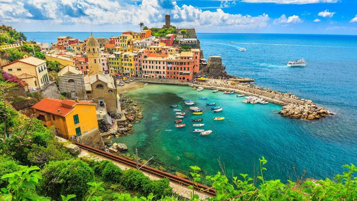 VƯỜN QUỐC GIA CINQUE TERRE, Ý. Những ngôi nhà đầy màu sắc này xếp chồng lên nhau trên một vách đá nhìn ra biển là một trong những hình ảnh nổi tiếng nhất về nước Ý. Cinque Terre là tên gọi của năm thị trấn trong vùng gồm Corniglia, Manarola, Monterosso al Mare, Riomaggiore và Vernazza. Nơi đây có những con đường mòn trải dài và hải sản tươi ngon nức tiếng. Thời gian tốt nhất để ghé thăm: Tháng 5-Tháng 6, Tháng 9-Tháng 10.