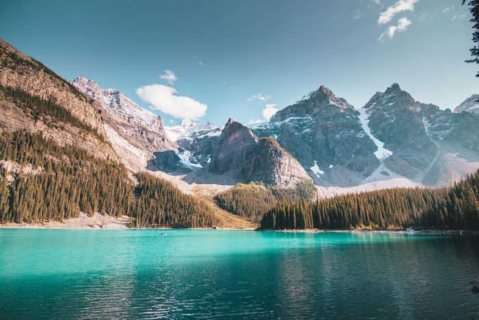 VƯỜN QUỐC GIA BANFF, CANADA. Canada có rất nhiều vườn quốc gia nhưng Banff có thể coi là vườn quốc gia nổi tiếng nhất đất nước này. Nơi đây được biết tới với những núi, hồ và sông băng khổng lồ. Thời gian tốt nhất để ghé thăm: Tháng 6-Tháng 9, Tháng 12-Tháng 3 (trong mùa trượt tuyết).