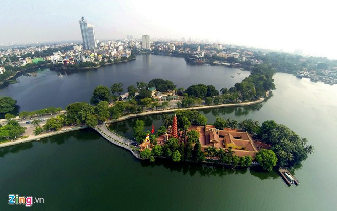 Trên trục đường còn có chùa Trấn Quốc - ngôi chùa cổ nhất Hà Nội, được xây dựng từ thời Lý Nam Đế (541 – 547) với tên ban đầu là Khai Quốc. Vào thời Lê Thần Tông (1619- 1643), dân hai làng Yên Phụ và Yên Quang đắp đập Cổ Ngư chắn ngang Hồ Tây (ngăn thành hồ Trúc Bạch) nhân đó đắp luôn con đường vào chùa.