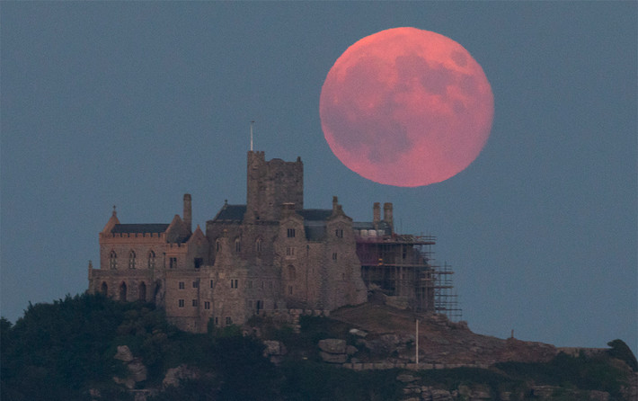 Trăng dâu tây – Strawberry Moon là tên do những người dân thuộc bộ tộc Algonquin ở Bắc Mỹ đặt. Thời điểm trăng tròn vào tháng 6 hàng năm trùng với mùa thu hoạch những quả dâu dại chín đỏ mọng trong cánh rừng.