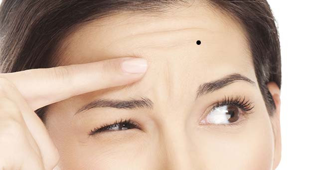 Nhưng trán nhiều nếp nhăn, sẹo lại có khuyết hãm, thêm vào đó nốt ruồi xám nhạt thì cho thấy người đó thường thiếu tính kiên trì trong mọi việc. Chính sự thiếu kiên nhẫn này sẽ dẫn tới các quyết định vội vàng, bốc đồng ảnh hưởng đến tài lộc lâu dài.