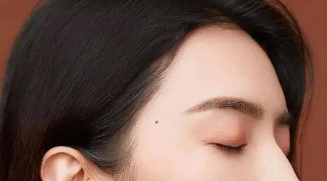 2. Nốt ruồi ở cung Phu Thê. Ở khu vực đuôi mắt phía hai bên là khu vực cung Phu Thê trong Nhân tướng học. Nếu khu vực này mịn màng, sáng rõ, sạch sẽ, không có vết sẹo hay nốt ruồi xấu thì đó là tướng đẹp. Những người như vậy không chỉ có hôn nhân hạnh phúc mà còn đạt được nhiều thành tựu tốt đẹp ở nơi làm việc.