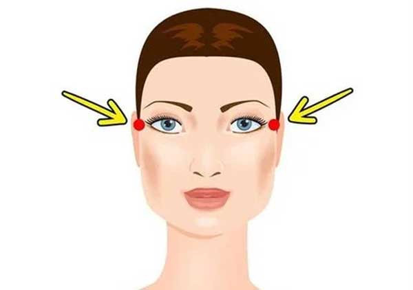 Trong cuộc sống khó có cơ hội kiếm tiền, cuộc sống sẽ có đôi chút khó khăn, dù có làm việc chăm chỉ thì công sức của bạn cũng sẽ nhận được ít hơn. Nếu muốn giảm bớt tác động của nốt ruồi này đối với bản thân, bạn thường có thể che nó bằng tóc hoặc có thể chọn kết hôn càng muộn càng tốt.