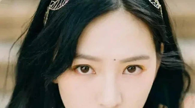 gười có nốt ruồi ở ấn đường cần kiểm soát cảm xúc tiêu cực để không ảnh hưởng đến công việc. Hơn nữa, những người như vậy dễ gặp phải thất bại trong công việc và nhiều điều khó chịu trong cuộc sống.