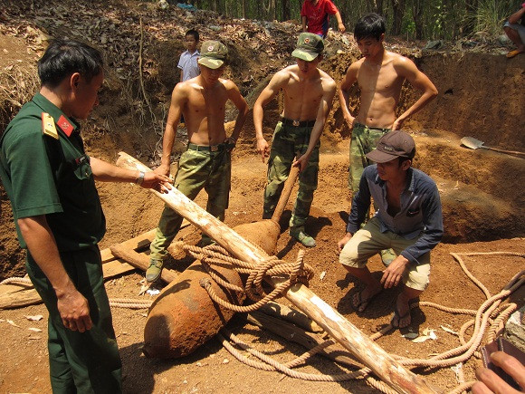 Cũng trong tháng 3, người dân ở Bình Phước cũng phát hiện ra 2 quả bom khủng nằm trong khu dân cư. Quả bom thứ nhất dài 2,2 m, đường kính 40 cm, nặng 400 kg được anh Nguyễn Văn Yên, ngụ tại ấp 3, xã Tiến Hưng đào được phía sau nhà. Quả thứ hai dài hơn 1m, đường kính 20cm, nặng hơn 100 kg được phát hiện trên vỉa hè đường Phú Riềng Đỏ, P.Tân Phú. Ảnh: Đài TH Bình Phước.