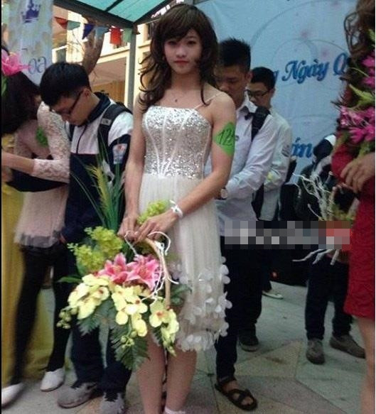 Gần đến ngày 8/3, nhiều fanpage chia sẻ những lời chúc, hình ảnh đẹp, dành tặng nhiều tình cảm gởi tới phái nữ. Mới đây, bức ảnh chụp một cô gái xinh đẹp, điệu đà diện bộ váy đầm trắng trong một buổi diễn văn nghệ mừng 8/3 đang thu hút sự chú ý của cư dân mạng bởi sự bất ngờ đằng sau đó...