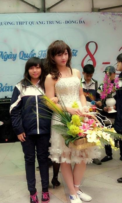 Nhưng sau khi quan sát kỹ, cư dân mạng đã phát hiện đây là một nam sinh hóa trang, đóng giả làm con gái. Dù khuôn mặt xinh xắn, hồng hào của nam sinh này đánh lừa được nhiều người, nhưng bờ vai và cánh tay kém thon gọn lại “tố cáo” được rằng cậu đang giả gái.