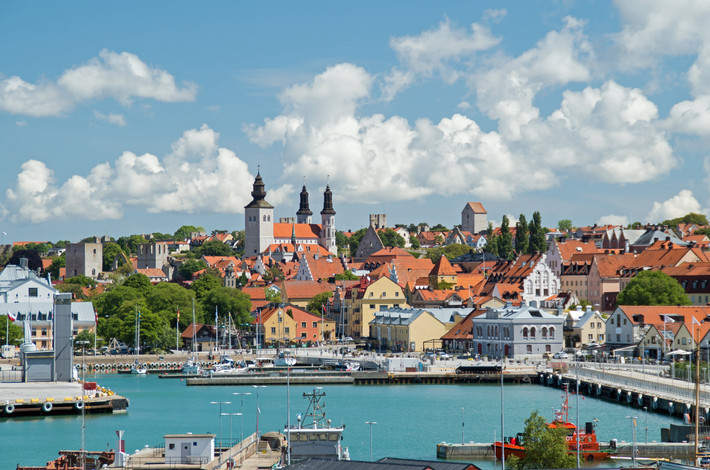 Ảnh: pincamp. Nằm ở khu vực biển Baltic rộng lớn, sức quyến rũ của Gotland không chỉ dừng lại ở phong cảnh thiên nhiên tuyệt sắc mà còn bởi bề dày lịch sử cùng lối kiến trúc mang đậm dấu ấn thời Trung cổ. Trong đó, thủ đô Visby nổi bật với những con đường nhỏ lát đá cuội và các tòa nhà hành chính lẫn nhà thờ với tuổi đời lên đến hàng trăm năm. Khi đến đây du lịch, bạn không chỉ được chiêm ngưỡng nền văn hóa lâu đời và đặc sắc mà còn có thể thư giãn tại những bãi biển đầy cát và gió. Chi phí ở lại qua đêm trên đảo cũng không quá đắt đỏ, với mức phí trung bình từ 56 USD trên Airbnb. London, Vương quốc Anh Từ lâu, thủ đô nước Anh được xem là một trong những điểm đến thú vị nhất trên thế giới.